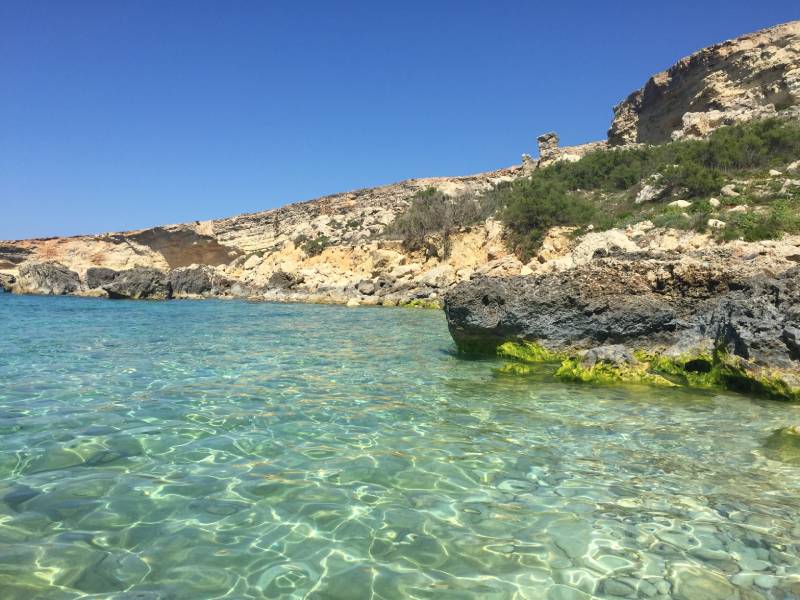 águas cristalinas em Malta. Praia de Paradise Bay - intercambio em malta